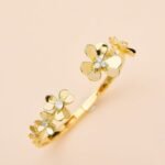 Van Cleef and Arpels Frivole bracelet 7 flowers medium model - Image 2