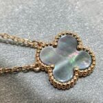 Van Cleef and Arpels Vintage Alhambra pendant - Image 4