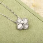 Van Cleef and Arpels Vintage Alhambra pendant - Image 2