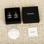 CHANEL CC Pearl earrings - Image 5