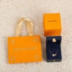 LOUIS VUITTON Idylle Blossom Pendant - Image 5