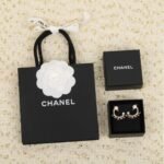 CHANEL Pearl earrings - Image 4