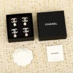 CHANEL CC Pearl earrings - Image 3