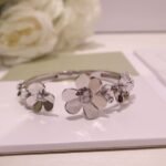 Van Cleef and Arpels Frivole bracelet 7 flowers medium model - Image 2