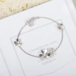 Van Cleef and Arpels Frivole bracelet 5 flowers - Image 2