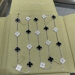 Van Cleef and Arpels Vintage Alhambra long necklace 20 motifs - Image 5