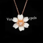 Van Cleef and Arpels Rose de Noël pendant mini model - Image 3