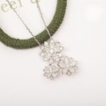 Van Cleef and Arpels Lotus pendant 3 flowers - Image 2