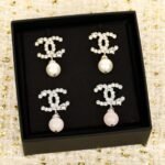 CHANEL CC Pearl earrings - Image 4