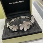 Van Cleef and Arpels Frivole bracelet 7 flowers medium model - Image 2