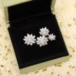 Van Cleef and Arpels Lotus Between the Finger ring 4 flowers - Image 5