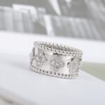Van Cleef and Arpels Perlée clovers ring medium model - Image 2