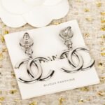 CHANEL CC Pearl earrings - Image 4