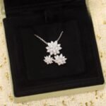 Van Cleef and Arpels Lotus pendant 3 flowers - Image 5