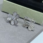 Van Cleef and Arpels Frivole earrings small model - Image 4